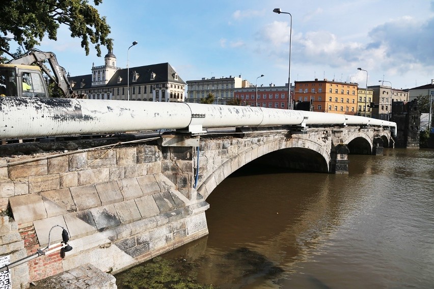 Maszkarony na balustradzie mostu, przez ponad 40 lat...