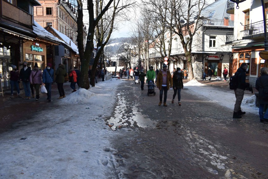 Zakopane znów oblężone. Korki, kolejki i imprezy. Nowe miejsce nocnych zabaw