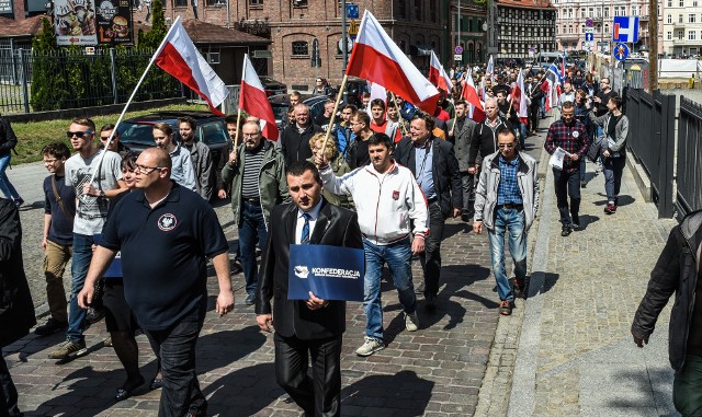 Marsz Normalności przeszedł ulicami Bydgoszczy w zeszłym roku. Był również okazją do zebrania podpisów pod projektem uchwały ustanawiającej w Bydgoszczy "strefę wolną od ideologii LGBT".