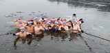 Noworoczna kąpiel Grójeckich Morsów w stylowych czapeczkach! Zobacz zdjęcia