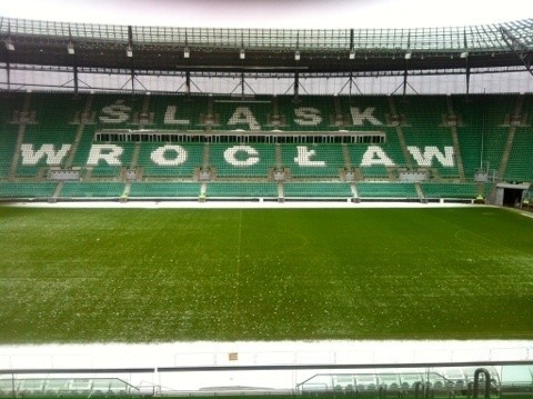 Tak wyglądała murawa Stadionu Wrocław w poniedziałek o godz. 14 po nocnych obfitych opadach śniegu, który - jak widać - już stopniał