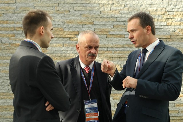 Marcin Zawiła (w środku) na zjeździe wyborczym PO w Karpaczu w październiku 2013 roku