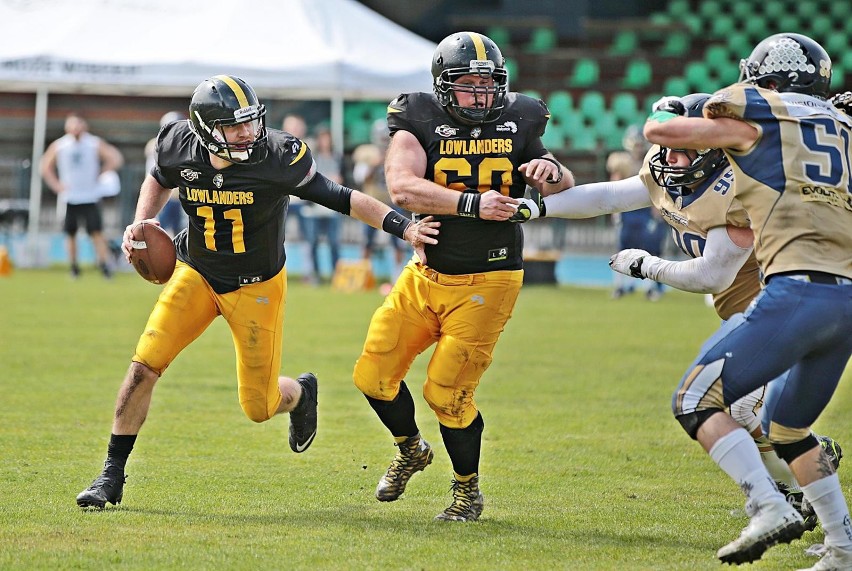 Futboliści Lowlanders (na żółto-czarno) w półfinale LFA...