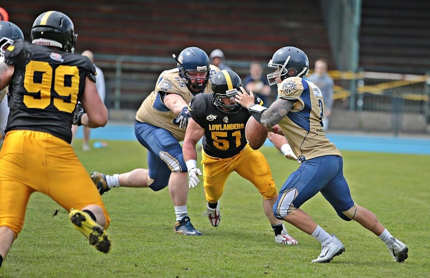 Futboliści Lowlanders (na żółto-czarno) w półfinale LFA...