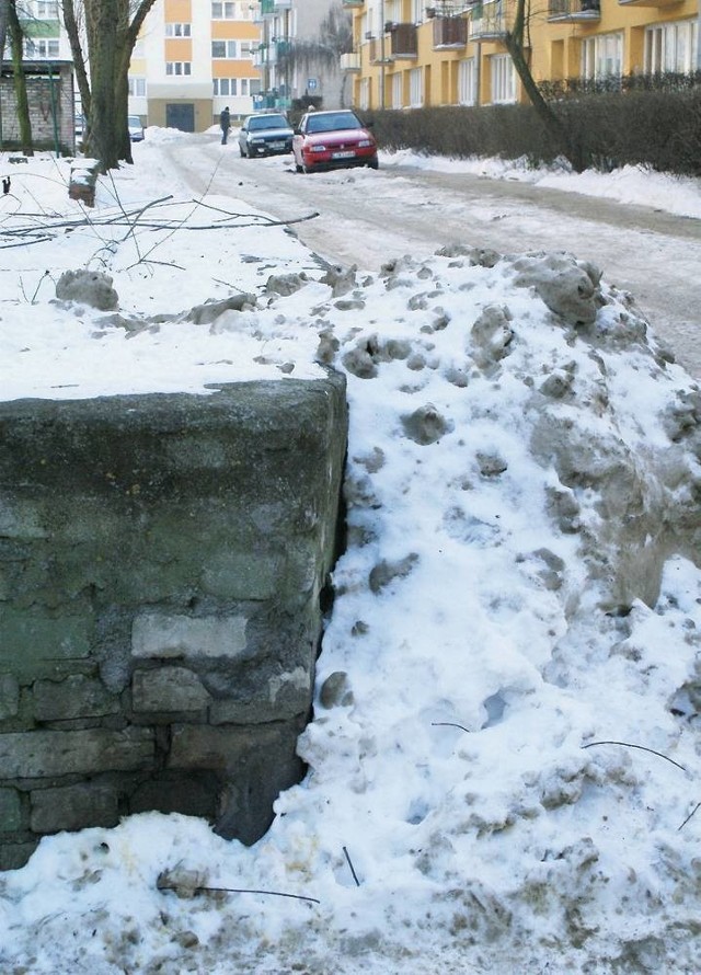 Betonowe murki, zwały śniegu i parkujące samochody, to największa przeszkoda dla ratowników