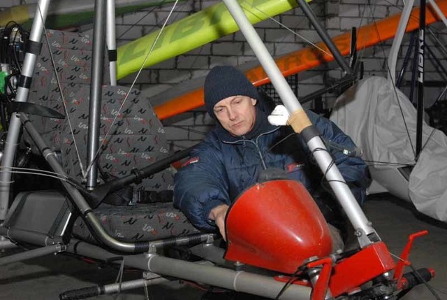 Swoją motolotnię Henryk Orwat, jeden z faworytów przyszłych mistrzostw mikrolotowych, trzyma w hangarze przy lądowisku w Powodowie