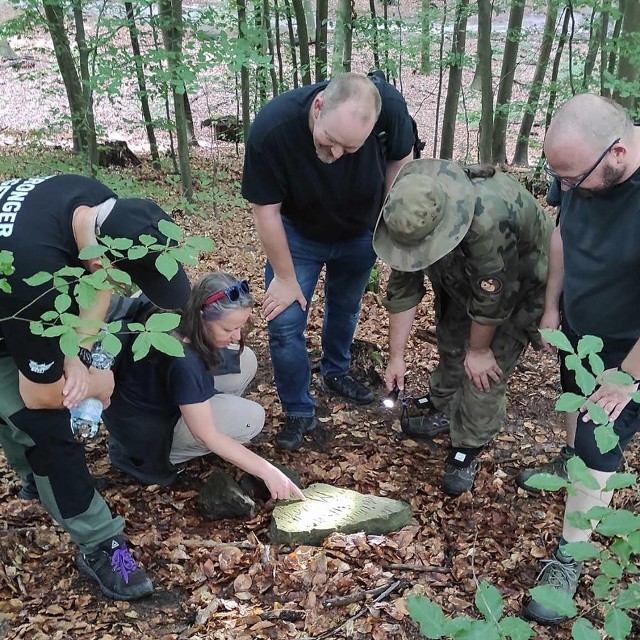 - Wysłałem pismo do Nadleśnictwa Gryfino o wyrażenie zgody na poszukiwania  pozostałych fragmentów i zrobić ewidencję tego co zostało z pomnika. W przyszłości warto rozważyć, by pomnik nadleśniczego przenieść z powrotem na szczyt wzgórza, tym bardziej że udało nam się ustalić dokładne miejsce, gdzie niegdyś stał — mówi nadkomisarz dr Marek Łuczak, policjant i historyk.