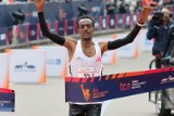 Dominacja zawodników z Afryki w nowojorskim maratonie. Rekord imprezy przez mistrza świata Etiopczyka Tolę. Triumf Obiri wśród kobiet