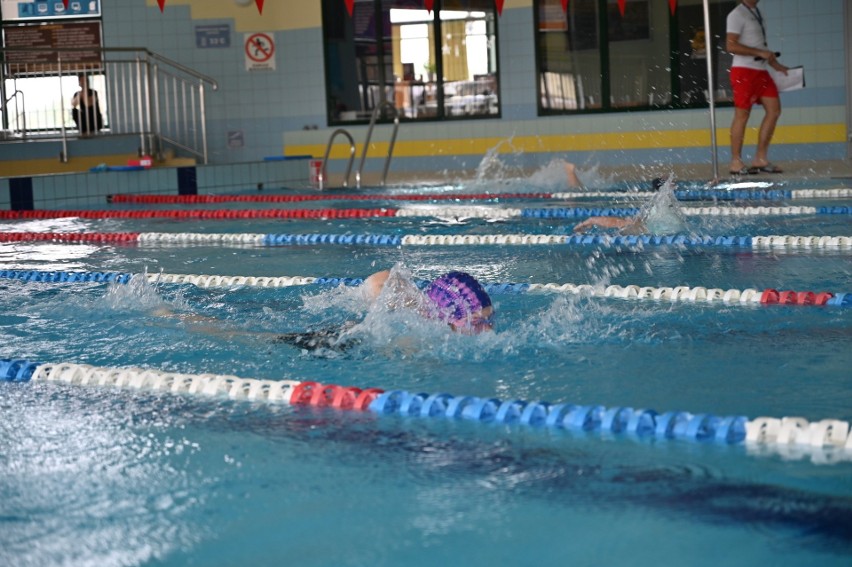Wiosenne Zawody Pływackie w Strawczynku. W rywalizacji wzięło udział ponad 220 młodych zawodników. Kto na podium?