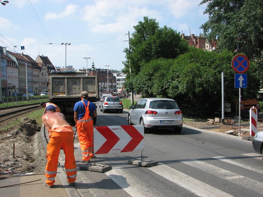 Wrocław: Uwaga kierowcy! Na ulicy Kazimierza Wielkiego jeden pas jest zablokowany