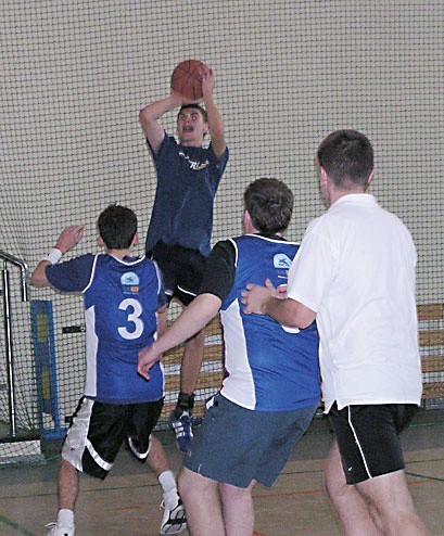 W akcji uczniowie-koszykarze z I LO