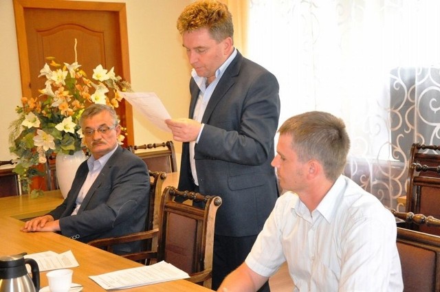 Podczas podpisania umowy z firmą “Intop”, która zajmie się pracami stabilizacyjnymi osuwiska.