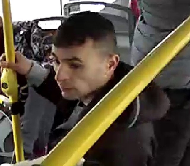 Rozpoznajesz tego mężczyznę? Poszukuje go policja w związku ze znieważeniem na tle rasistowskim pasażera tramwaju nr 11 w Gdańsku