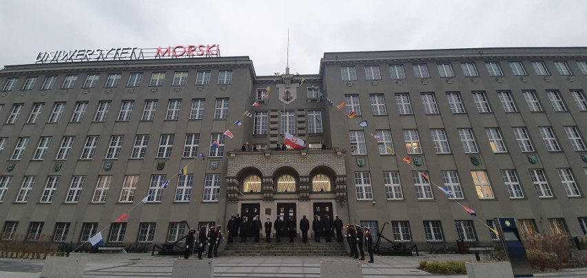 Stulecie Uniwersytetu Morskiego w Gdyni. Podniesienie flagi państwowej nad budynkiem uczelni, posiedzenie Senatu, msza święta 8.12.2020 r. 