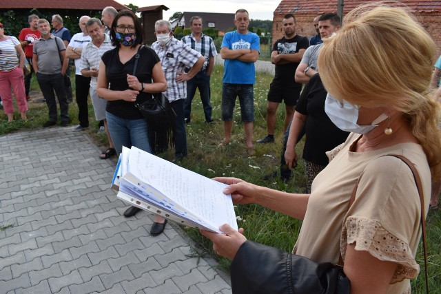 Mieszkańcy Połupina zebrali się przy świetlicy, aby przedyskutować problemy związane z jakością wody.