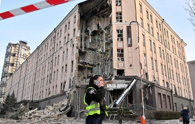 Rakiety Putina zniszczyły m.in. hotel w Kijowie.