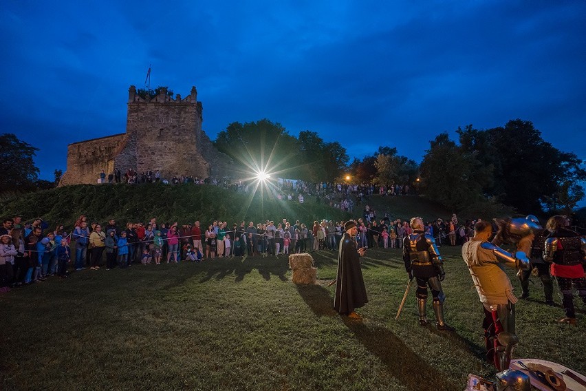 Nowy Sącz. Nocne widowisko pod Basztą Kowalską [ZDJĘCIA, WIDEO]