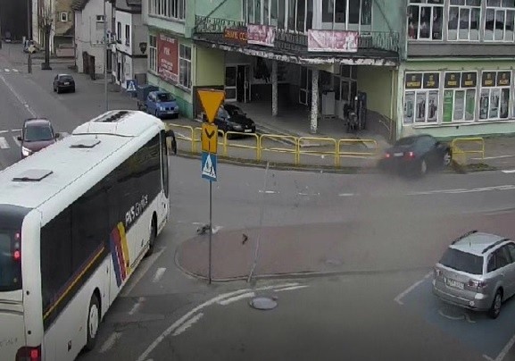 Rozpędzone auto wypadło z jezdni, uderzyło w znak i taranując barierki wpadło na chodnik. Całe szczęście w zdarzeniu nikt nie ucierpiał