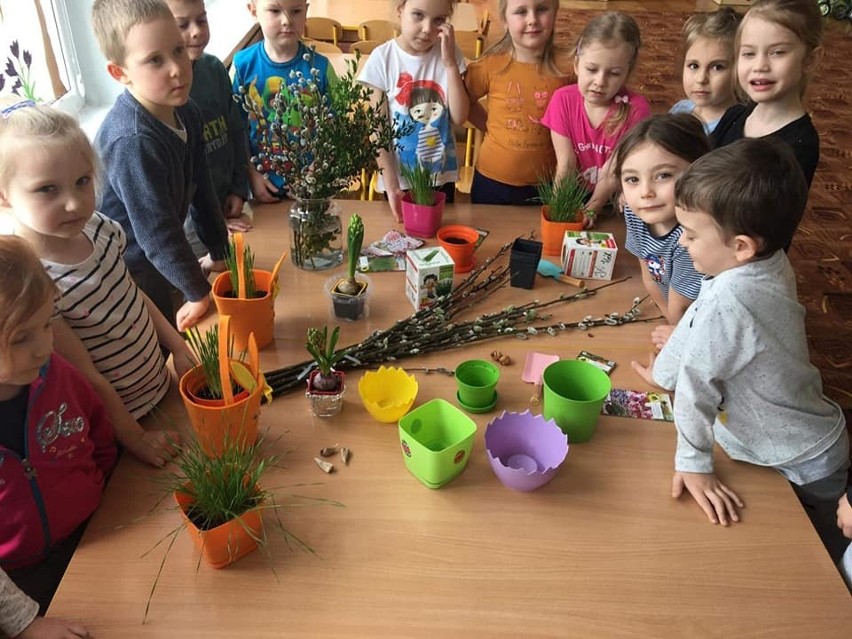 Pierwszy dzień wiosny w przedszkolu w Sędziszowie. Dzieci z...
