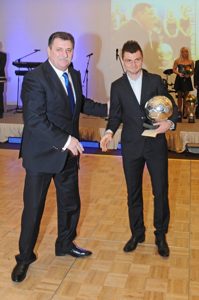 Stanisław Pytlak składa gratulacje byłemu piłkarzowi Lecha, Hubertowi Wołąkiewiczowi