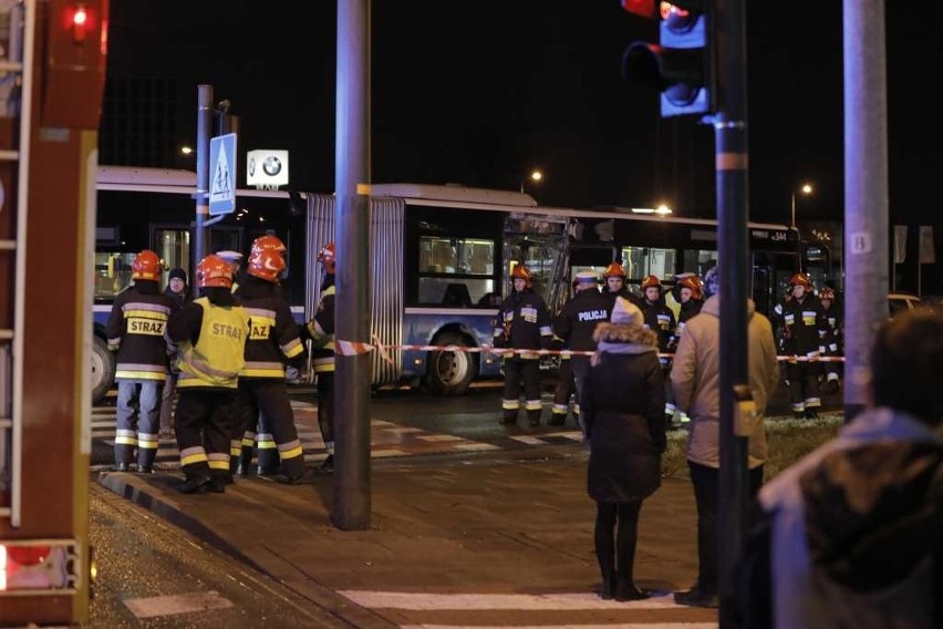 Kraków. Zderzenie tramwaju z autobusem na al. Jana Pawła II. Są ranni [ZDJĘCIA]