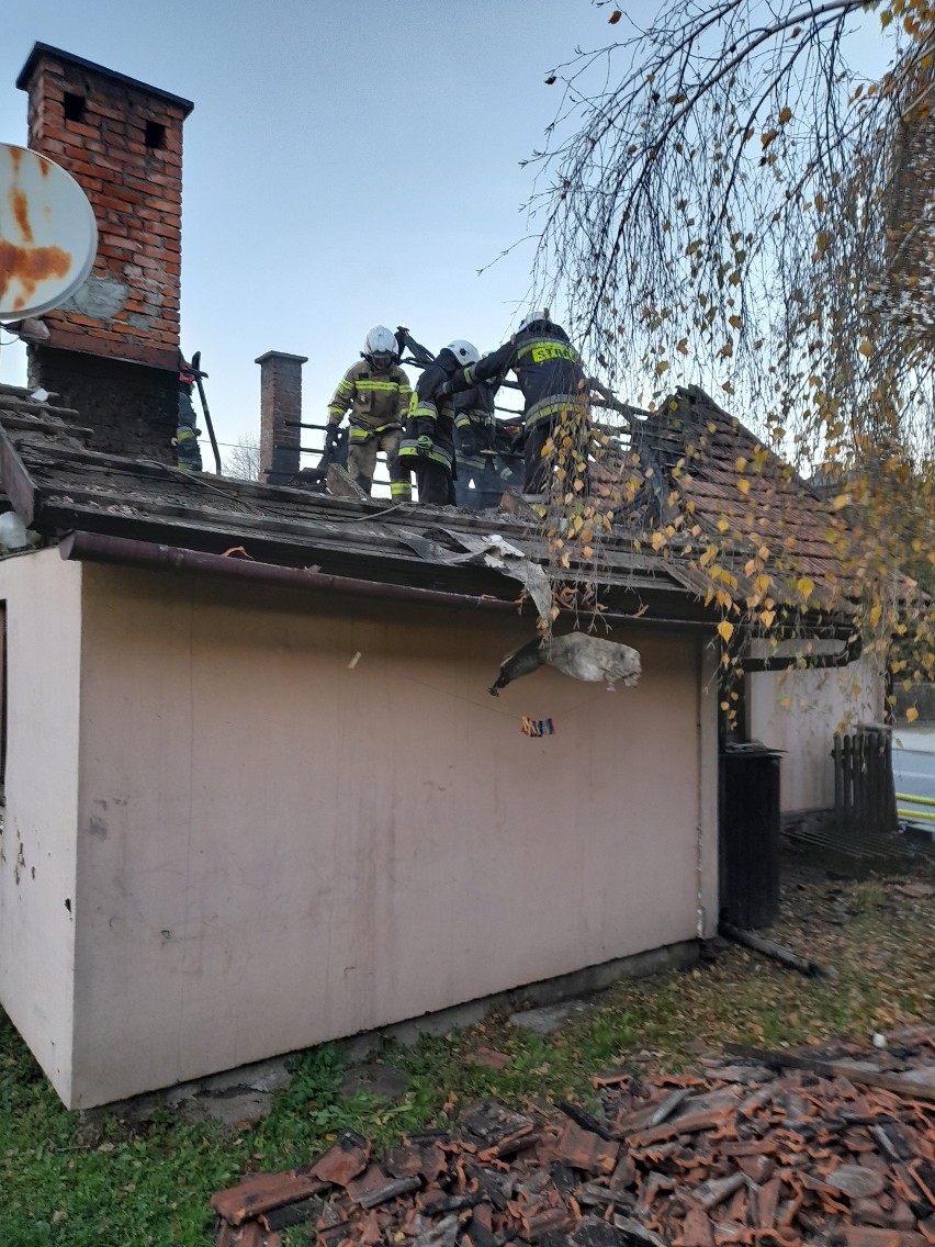 Trwa liczenie strat po pożarze w Barcicach. Spaliło się poddasze domu jednorodzinnego [ZDJĘCIA]