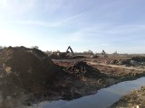 Trwa budowa zbiornika "Wysokin" w gminie Odrzywół. Inwestycja się rozkręca. Zobacz, jak idą prace