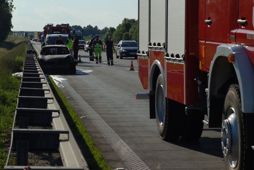 Dwa wypadki na A4: Spłonął samochód, inny dachował. Cztery osoby ranne (ZDJĘCIA) 