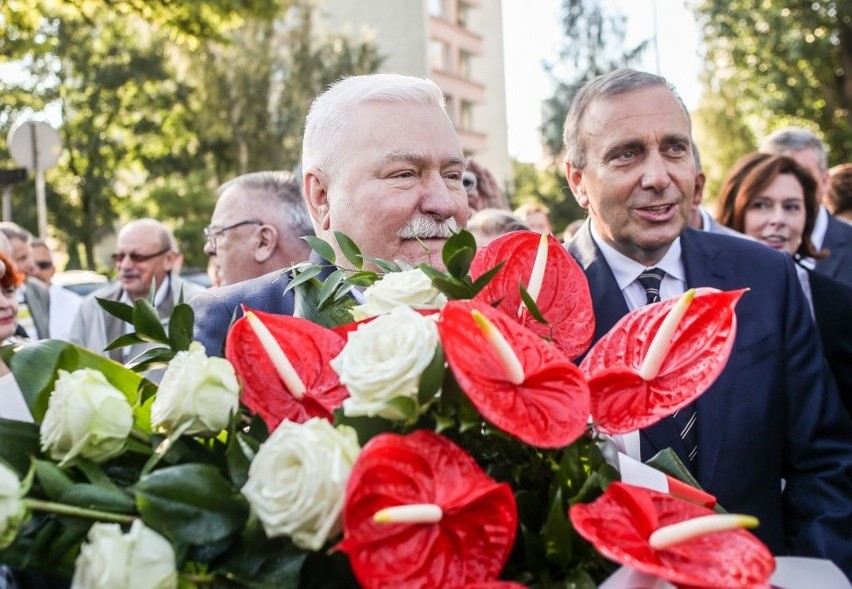 L. Wałęsa po złożeniu kwiatów pod stocznią: Nie o taką demokrację walczyłem [WIDEO, ZDJĘCIA]