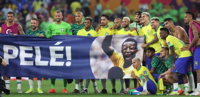 Reprezentacja Brazylii zaprezentowała transparent wsparcia chorego Pelego po zwycięstwie nad Koreą Południową
