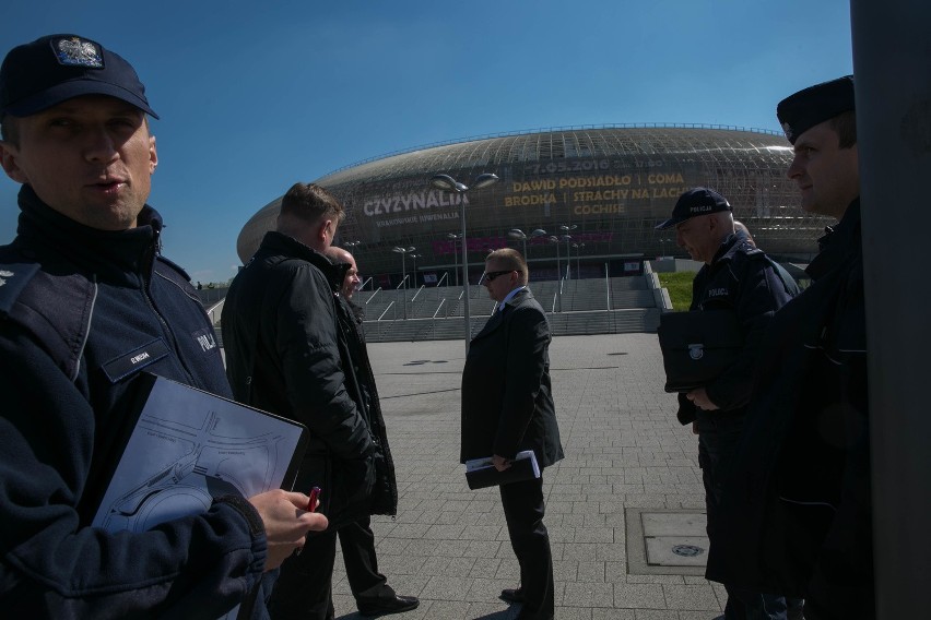 Komisja przed Tauron Kraków Areną.