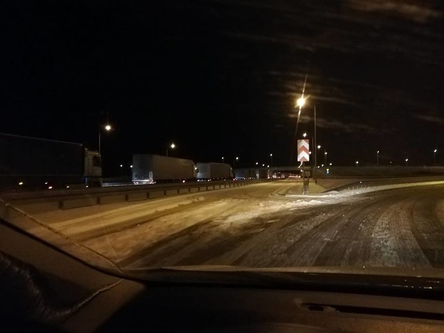 Drogę S8 blokują m.in. TIR-y, które stoją w korku jeszcze od godzin popołudniowych. Zator niestety bardzo wolno się udrażnia, samochody ciężarowe mają bowiem duże problemy na podjazdach. Osobówki mogą jechać drogami serwisowymi.Niektórzy kierowcy stoją w korku już prawie sześć godzin