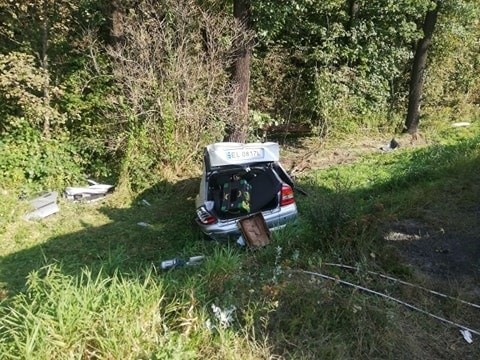 Łodzianin na bani roztrzaskał auto w Tuszynie. Flaszka "fruwała" po wnętrzu pojazdu ZDJĘCIA