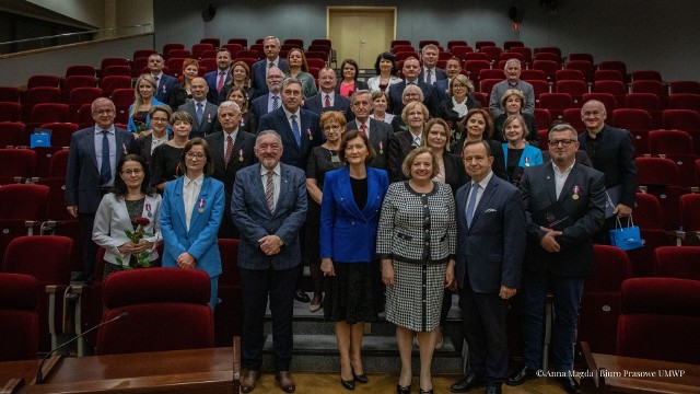 38 pracowników Urzędu Marszałkowskiego w Rzeszowie odebrało odznaczenia państwowe.