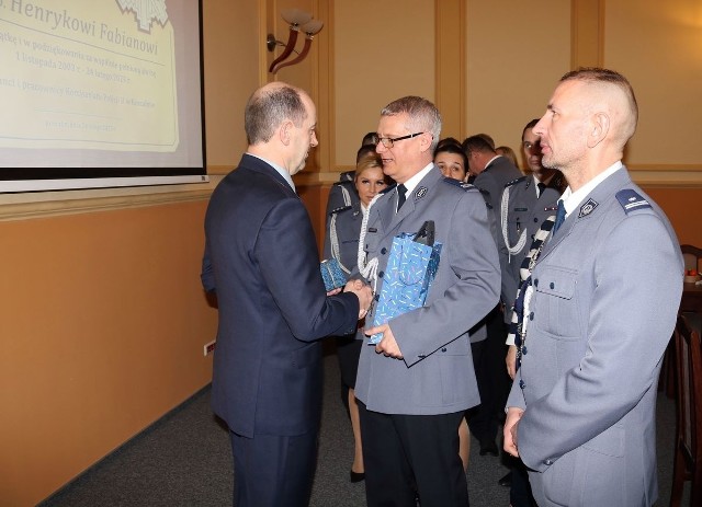 W uroczystym pożegnaniu odchodzącego na emeryturę młodszego inspektora Henryka Fabiana udział wzięła kadra kierownicza oraz policjanci, policjantki i pracownicy cywilni koszalińskiej komendy.