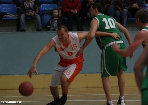 Koszykarze UMKS Kielce (na zdjęciu Artur Busz) przegrali w Katowicach.
