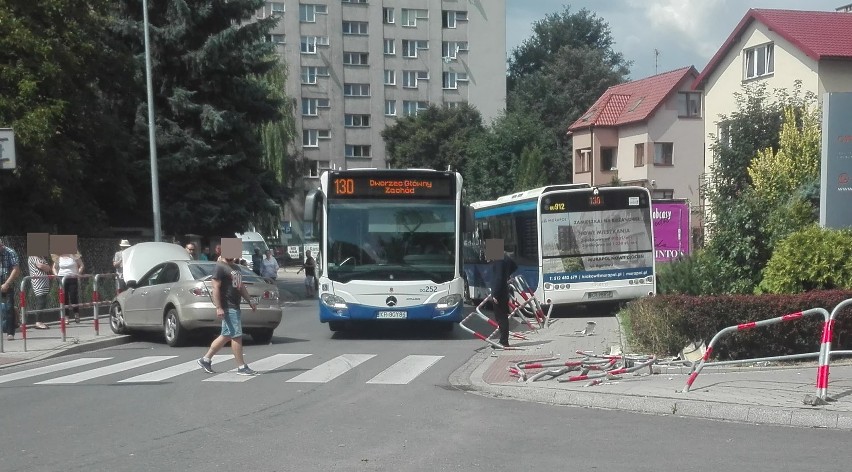 Wypadek w Krakowie. Na skrzyżowaniu w rejonie Azorów auto zderzyło się z autobusem [ZDJĘCIA]