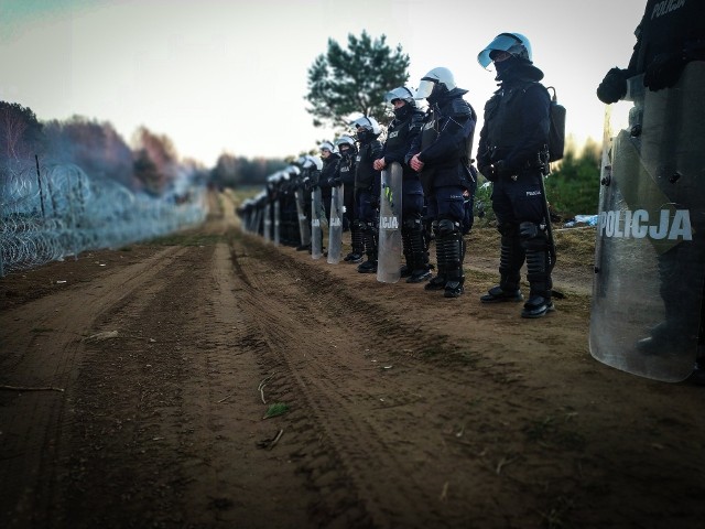 Polską granicę zabezpiecza wojsko, straż graniczna i policja. Na miejsce wysłani zostali także policjanci z wielkopolskich jednostek