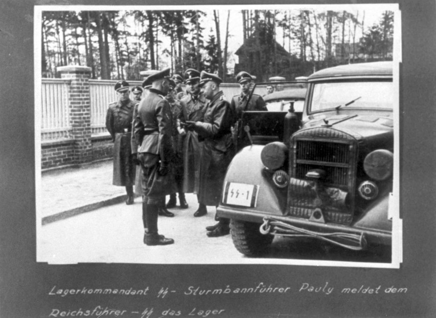 Komendant obozu Stutthof Max Pauly (po lewej) składa raport...