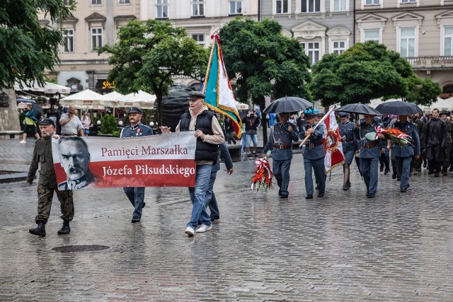 Dzień wcześniej, 5 sierpnia w Krakowie odbył się przemarsz kompanii krakowskimi ulicami oraz uroczysta msza św. na Wawelu