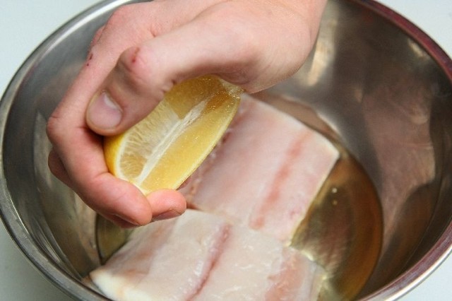 Mięso rekina płuczemy delikatnie pod bieżąca wodą i osuszamy. W miseczce przygotowujemy marynatę z oliwy i świeżo wyciśniętego soku z cytryny. Doprawiamy ją solą, mieszamy i wkładamy kawałki ryby. Odstawiamy pod przykryciem w chłodne miejsce na około 30-40 minut.