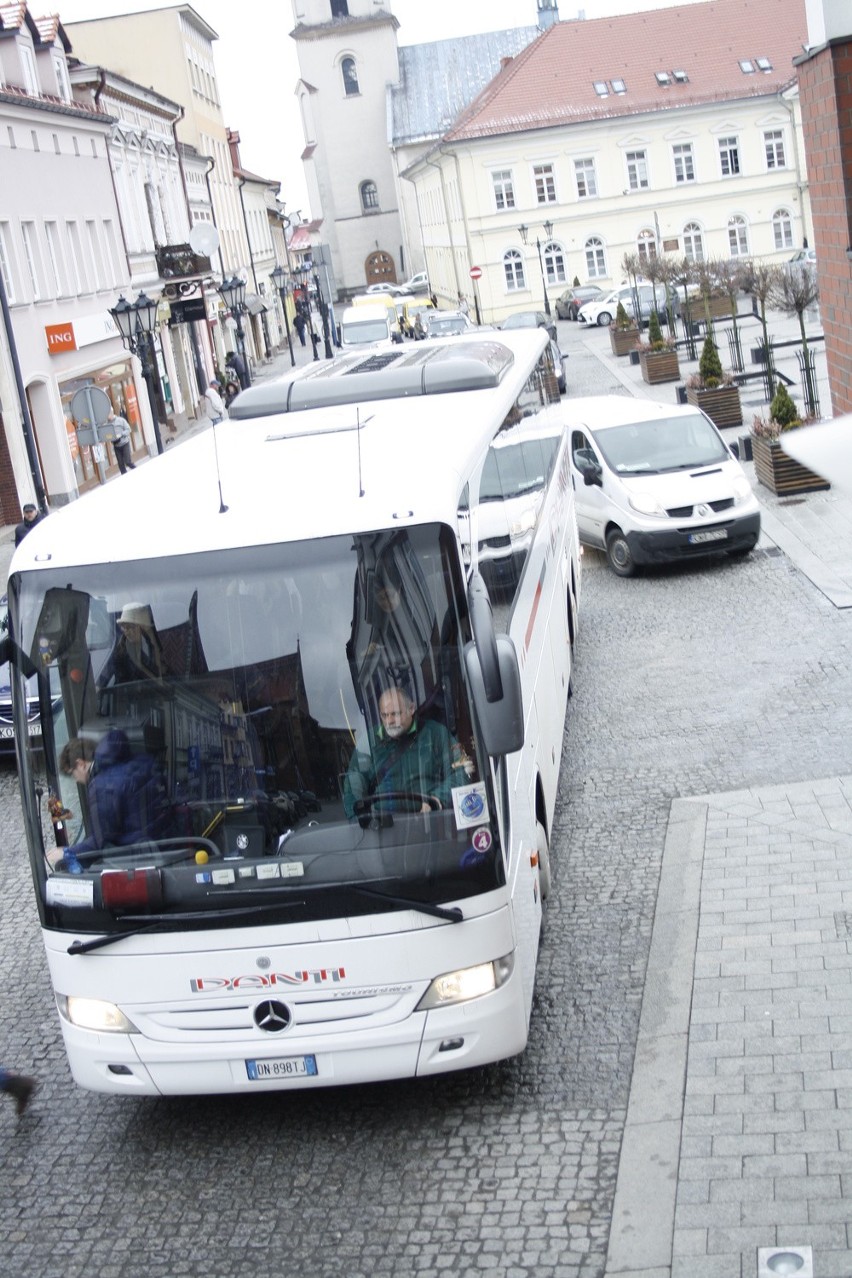 Oświęcim. Autobus z włoskimi turystami "zagubił" się na Rynku
