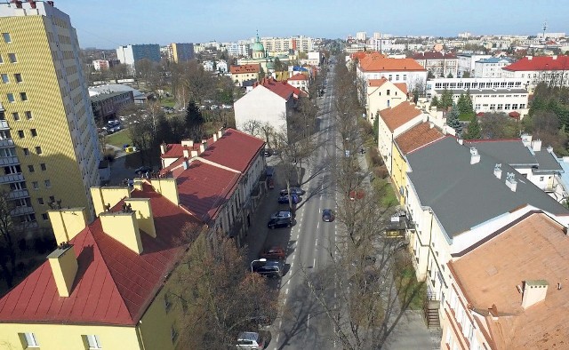 Na przestrzeni lat w historyczną zabudowę ul. Ks. Jałowego wpleciono kilka współczesnych budynków. Radni PO chcą, by każda kolejna ingerencja w tę okolicę była konsultowana z konserwatorem zabytków.