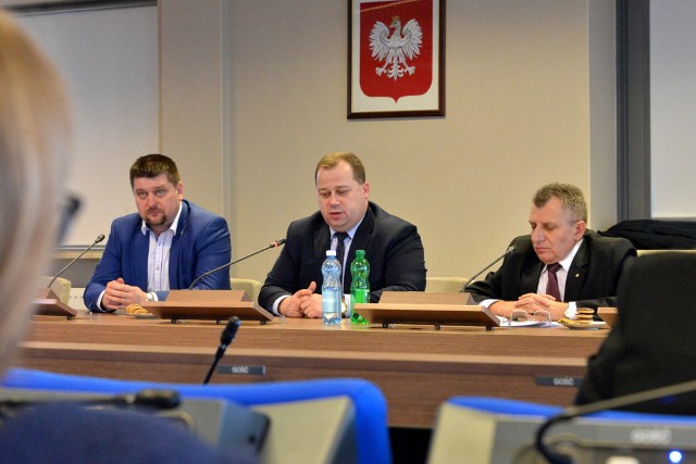 W konferencji wzięli udział między innymi Michał godowski, starosta kielecki, Marek Szczepanik, członek zarządu województwa oraz Edmund Kaczmarek, starosta jędrzejowski.