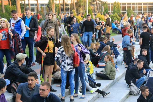 Kilkudziesięciu policjantów interweniowało w nocy podczas juwenaliowego koncertu na UMK. Policję wezwali organizatorzy, gdy po zamknięciu bramek tłum próbował forsować ogrodzenie.- Podczas koncertu Happysad zamknięto wejście, ludzie zaczęli  się przepychać, niektórzy forsowali płot, musiała interweniować policja - tak koncertową noc z soboty na niedzielę na  juwenaliach UMK opisuje jeden z uczestników. Zobacz także: 