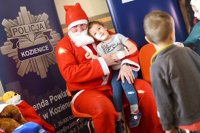 Mikołaj w odwiedzinach na oddziale pediatrycznym szpitala w Kozienicach