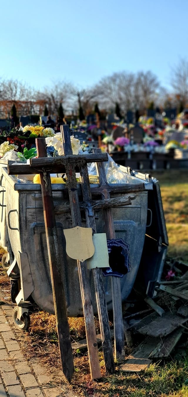 Bulwersujący widok krzyży, w tym z pasyjką, opartych o...