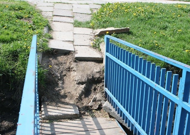Mostek z osiedla Ustronie zostanie naprawiony przez pracowników Zakładu Usług Komunalnych .