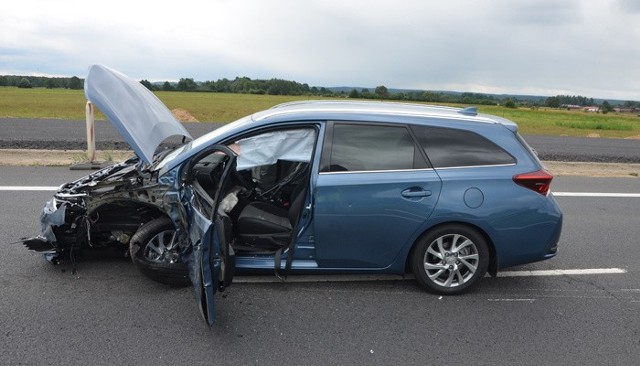 Z niewyjaśnionych jeszcze przyczyn kierowca toyoty zjechał na przeciwległy pas ruchu.