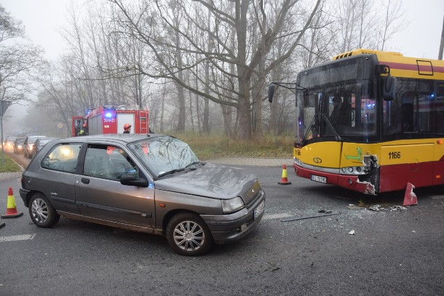 Dwie osoby zostały poszkodowane w wyniku wypadku, do którego doszło we wtorek ok. godz. 8 na ul. Augustów w Łodzi. Samochód osobowy zderzył się z autobusem linii 82.
